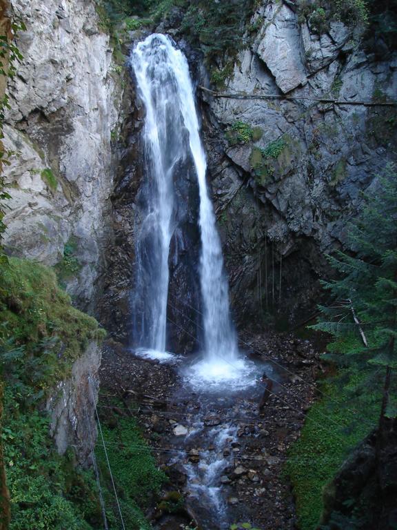 Gite Auberge Les Cascades Ла-Монжи Экстерьер фото
